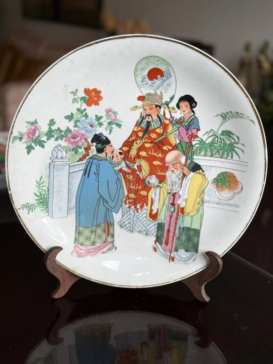 Prato chinês em porcelana famille rose, os Três Deuses Fu Lu Shou, 30 cm